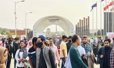 ছুটির ছোঁয়ায় প্রাণ ফিরেছে বাণিজ্য মেলায়