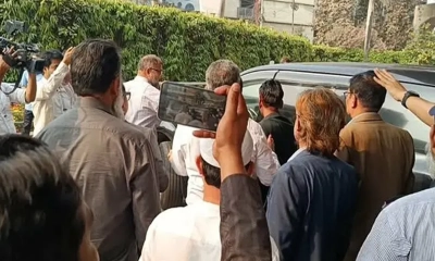বের করে দেওয়া হলো বাংলাদেশ ব্যাংকের গভর্নরের উপদেষ্টাকে
