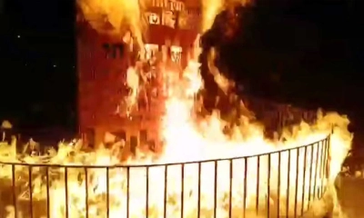 বরগুনার সার্কিট হাউস মাঠের উত্তর পূর্ব কোণে অবস্থিত জুলাই শহীদ স্মৃতিস্তম্ভ আগুনে জ্বলছে।  ছবি- সংগৃহীত