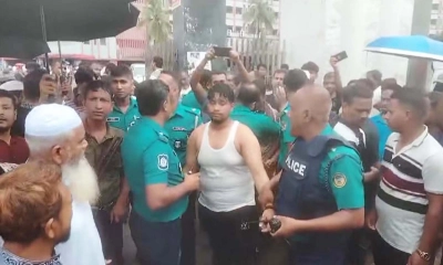 শেবাচিমে অনিয়ম-দুর্নীতি বন্ধে শিক্ষার্থীদের গণঅনশন কর্মসূচিতে হামলা। ছবি- রূপালী বাংলাদেশ