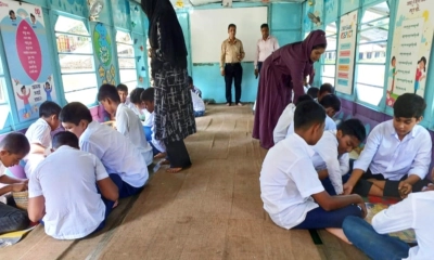 আগৈলঝাড়ায় ভাসমান শিক্ষা তরীতে শিক্ষার্থীদের পাঠদান