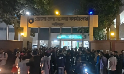 বাস ভাঙচুর, ডিসি কার্যালয়ের সামনে বিক্ষোভ