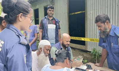 পুলিশ ঘটনাস্থলে এসে স্বামী ও স্ত্রীর মরদেহ উদ্ধার করেছে।  ছবি- রূপালী বাংলাদেশ