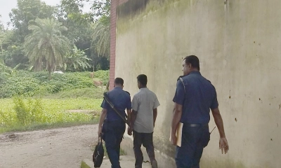 অভিযুক্তকে আটক করে নিয়ে যায় পুলিশ। ছবি- রূপালী বাংলাদেশ