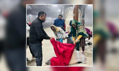 ঘুমন্ত মানুষের গায়ে কম্বল জড়িয়ে দিলেন ইউএনও