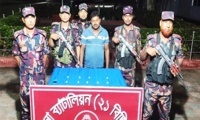 আটক মনিরুজ্জামান। ছবি- রূপালী বাংলাদেশ