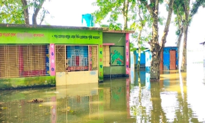 বেনাপোল সীমান্তের বাহাদুরপুর ইউনিয়নের ঘিবা, সরবাংহুদা গ্রামে বাড়িঘর পানির নিচে। ছবি- রূপালী বাংলাদেশ
