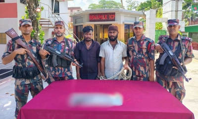 ভারত থেকে আসা কাঁচা মরিচের ট্রাকে মিলল পিস্তল-গুলি, আটক ২