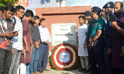 শহিদ আবু সাঈদ স্মৃতিস্তম্ভে উপদেষ্টা আসিফ মাহমুদের শ্রদ্ধা নিবেদন