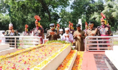 বীরশ্রেষ্ঠ শহীদ ল্যান্স নায়েক নূর মোহাম্মদ শেখের সমাধিস্থলে দোয়া করা হচ্ছে। ছবি- রূপালী বাংলাদেশ
