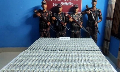 জব্দকৃত ডলার।      ছবি- রূপালী বাংলাদেশ