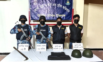টেকনাফে যৌথ অভিযানে বুলেটপ্রুফ জ্যাকেট-হেলমেট ও গোলাবারুদ উদ্ধার