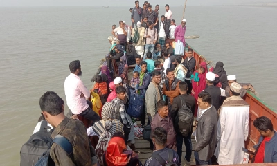 তজুমুদ্দিন-মনপুরা নৌরুটে ৭ দিন সি-ট্রাক বন্ধ, মৃত্যুঝুঁকি নিয়ে ট্রলারে যাত্রী