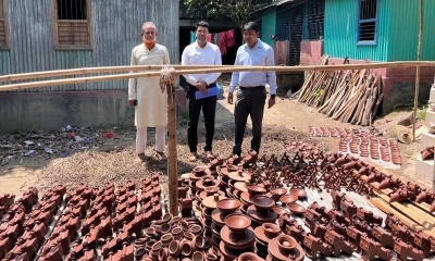 উপজেলা নির্বাহী কর্মকর্তা মো. আবু আবদুল্লাহ খান গোবিন্দাসী ইউনিয়নের কয়েড়া গ্রামের পালপাড়া পরিদর্শন করেন।   ছবি- রূপালী বাংলাদেশ
