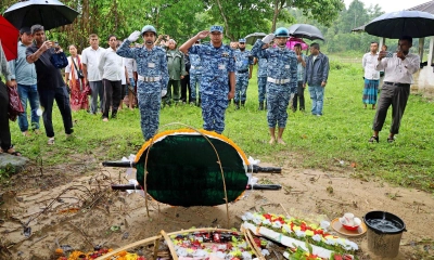 সাম্প্রতিক দুর্ঘটনায় নিহতদের সমাধিতে পুষ্পস্তবক অর্পণ করা হয়। ছবি- সংগৃহীত