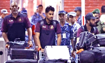 বিমানবন্দরে সমর্থকদের তোপের মুখে ক্রিকেটাররা