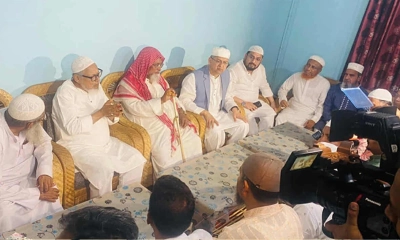হাটহাজারী মাদ্রাসায় গিয়ে ‘সংহতির বার্তা’ দিলেন বিএনপির দুই নেতা