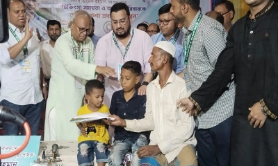 দুই অসহায় শিশুর চিকিৎসা সহায়তা ও অটোরিকশা তুলে দিলেন রিজভী