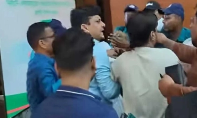 দুই পক্ষের হাতাহাতির চিত্র। ছবি- সংগৃহীত