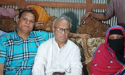 কুমিল্লার চান্দিনার এতবারপুর গ্রামে ২৪-এর গণঅভ্যুত্থানে শহীদ ইমাম হাসান তায়িম ভূঁইয়ার বাড়িতে গিয়ে সোমবার সকালে তার বাবা-মায়ের সঙ্গে কথা বলেন বিএনপির সিনিয়র যুগ্ম মহাসচিব অ্যাডভোকেট রুহুল কবির রিজভী।  ছবি - সংগৃহীত