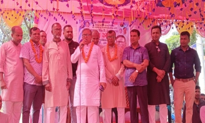 পথসভায় বক্তব্য দিচ্ছেন  টিএস আইয়ুব। ছবি- রূপালী বাংলাদেশ