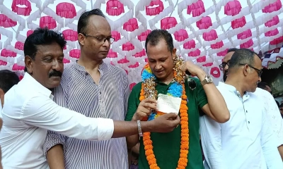 বিএনপি নেতাকে দেওয়া হল ১০ লাখ টাকার চেকের মালা
