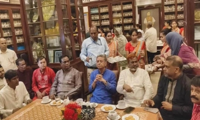 মির্জাপুরে দানবীর রণদা প্রসাদ সাহার দুর্গাপূজা মণ্ডপ পরিদর্শনের আগে সাংবাদিকদের সঙ্গে কথা বলেন আমীর খসরু মাহমুদ চৌধুরী ।   ছবি- রূপালী বাংলাদেশ