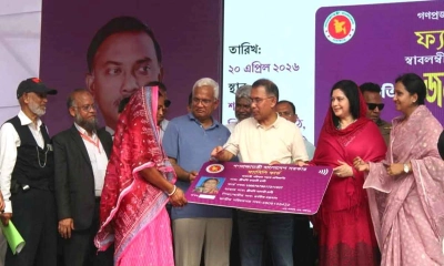 বগুড়ায় ৯৪১ নারীর মাঝে ‘ফ্যামিলি কার্ড’ বিতরণ করলেন প্রধানমন্ত্রী