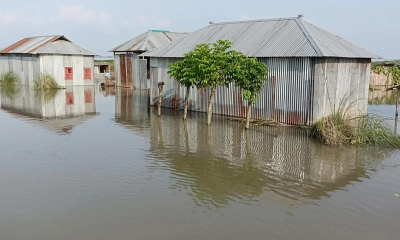 বন্যার পানিতে বসতবাড়ি। ছবি- সংগৃহীত