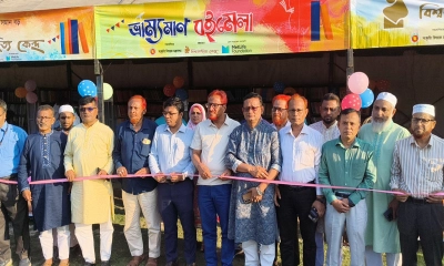 তাঁবুর নিচে ভ্রাম্যমাণ বইমেলায় পাঠক ও দর্শনার্থীদের ভিড়