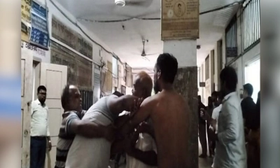 গৌরনদী উপজেলা হাসপাতালের জরুরি বিভাগের সামনে সংঘর্ষ হয়। ছবি- রূপালী বাংলাদেশ