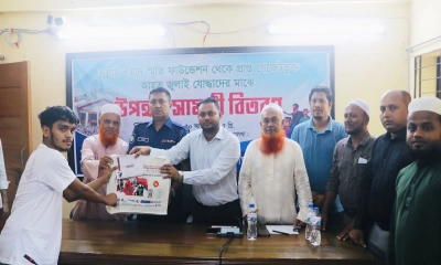 আহত জুলাই যোদ্ধার হাতে প্রধান উপদেষ্টার পক্ষ থেকে পাঠানো উপহার ও শ্রদ্ধাকার্ড। ছবি- রূপালী বাংলাদেশ