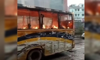 গুলি ছুড়ে আতঙ্ক তৈরি করে মিরপুরে বাসে আগুন