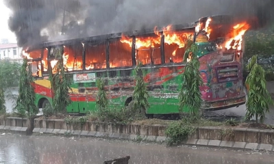 বাসের ধাক্কায় যুবকের মৃত্যু, বিক্ষুব্ধ জনতার আগুন