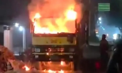 ময়মনসিংহে দাঁড়িয়ে থাকা কভার্ডভ্যানে আগুন