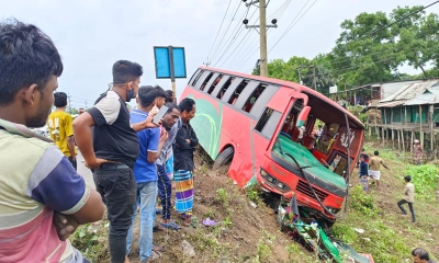 বাসের ধাক্কায় চতুর্মুখী সংঘর্ষ, নারীসহ নিহত ২