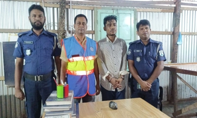 ইয়াবাসহ নূরুল আমিন গ্রেপ্তার। ছবি- রূপালী বাংলাদেশ