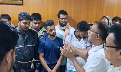 আটককৃত জেলেদের সাথে কথা বলছেন বাংলাদেশ নৌ পুলিশের অতিরিক্ত ডিআইজি (অপারেশন্স) প্রবীর কুমার রায়।   ছবি- রূপালী বাংলাদেশ