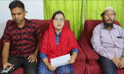 প্রধান শিক্ষক মাষ্টার বশির আহমদের নিজ বাড়িতে শুক্রবার (২৯ আগস্ট) এক সংবাদ সম্মেলনে কথা বলেন। ছবি- রূপালী বাংলাদেশ