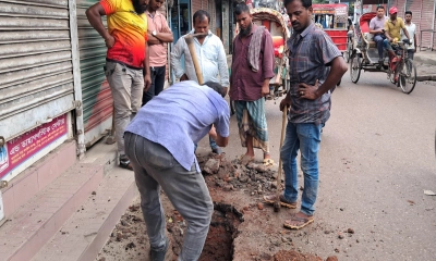 চাঁদপুর শহরে একাংশে গ্যাস লাইনে লিকেজ। ছবি- রূপালী বাংলাদেশ