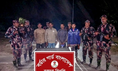 চাঁপাইনবাবগঞ্জ সীমান্তে এক মানবপাচারকারীসহ ৪ জন আটক
