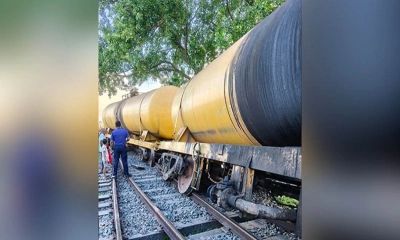 চাঁপাইনবাবগঞ্জে ট্রেন লাইনচ্যুত। ছবি- রূপালী বাংলাদেশ
