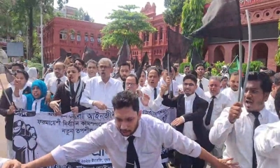 চট্টগ্রামে ৭ আইনজীবীর পদত্যাগ, আদালত প্রাঙ্গণে বিক্ষোভ