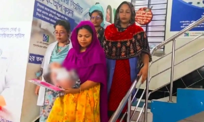 পিতার অস্বীকৃতি, প্রতিবন্ধী নবজাতককে বুকে নিয়েই হাসপাতাল ছাড়লেন মা