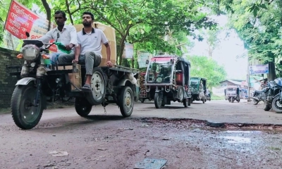 চকরিয়ার গুরুত্বপূর্ণ সড়কে খানাখন্দ, ভোগান্তিতে এলাকাবাসী