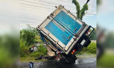নিয়ন্ত্রণ হারিয়ে কাভার্ডভ্যানের নিচে মোটরসাইকেল, নিহত ১