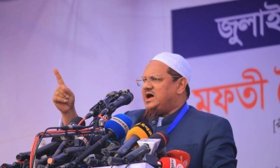 বক্তব্য দেন চরমোনাই পীর সৈয়দ মোহাম্মদ রেজাউল করিম। ছবি- রূপালী বাংলাদেশ