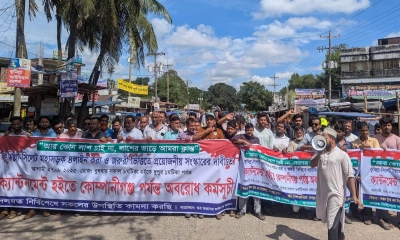 কুমিল্লা-সিলেট মহাসড়ক চার লেনে উন্নীতকরণ ও দ্রুত সংস্কারের দাবিতে অবরোধ করে বিক্ষোভ করেন স্থানীয় বাসিন্দারা।   ছবি- রূপালী বাংলাদেশ