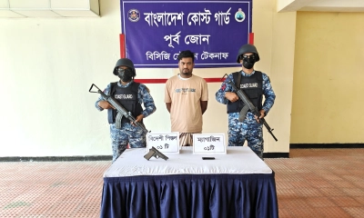 টেকনাফে বিদেশি পিস্তলসহ মানব পাচারকারী আটক