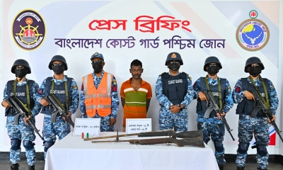 সুন্দরবনে কোস্ট গার্ডের অভিযানে অস্ত্রসহ ডাকাত সামাদ আটক